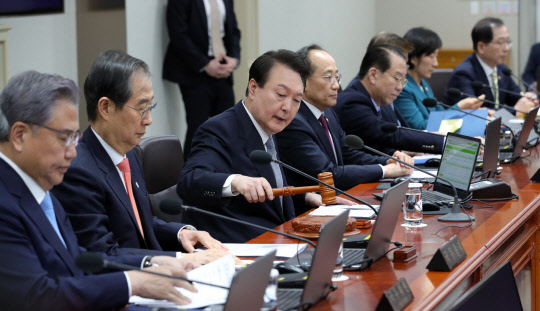 윤석열 대통령이 28일 서울 용산 대통령실 청사에서 열린 국무회의에서 개회를 선언하고 있다. 대통령실통신사진기자단=연합뉴스